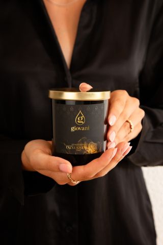 ✨🍊 Zoet-frisse explosie van luxe en uniekheid in een combinatie van vanille en mandarijn. EXCLUSIVE GOLD — een kaars die...